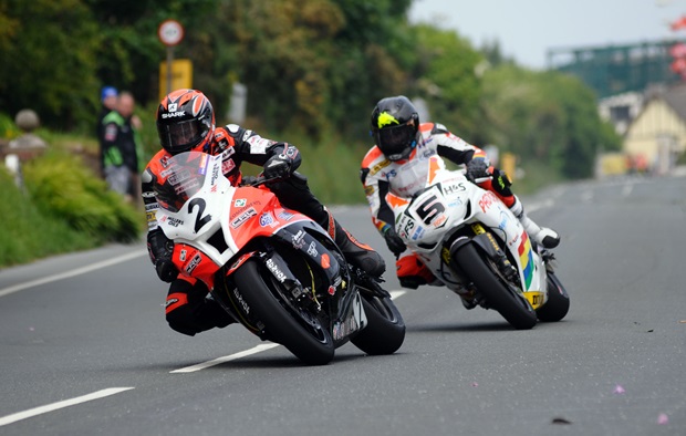 Ryan Farquhar leads Bruce Anstey (Stephen Davison/Pacemaker Press International)